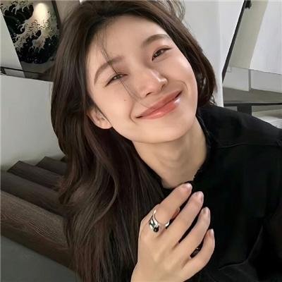 玻璃橱窗中的姑娘