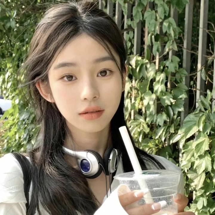 黑衣女孩
